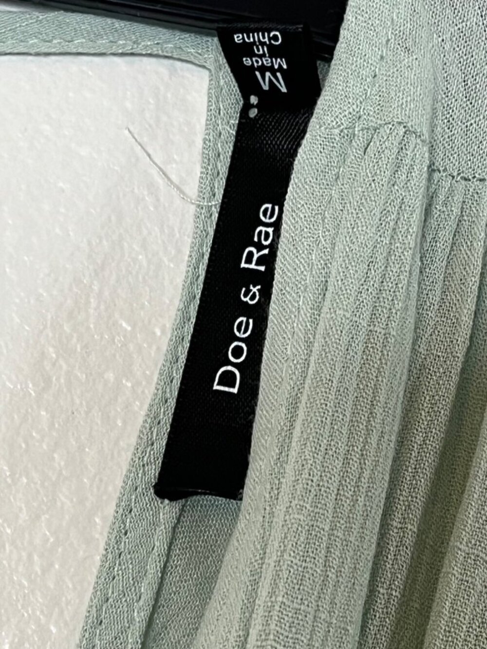 Doe & Rae Sage Green V-Neck Pleated Front Textured Short Sleeve Top Womens M - Picture 2 of 3